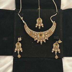 Gold color Indian style set 4 pieces , good condition